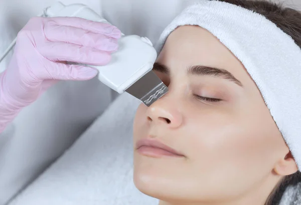 Doctor Cosmetologist Makes Apparatus Procedure Ultrasound Cleaning Facial Skin Beautiful — Stock Photo, Image
