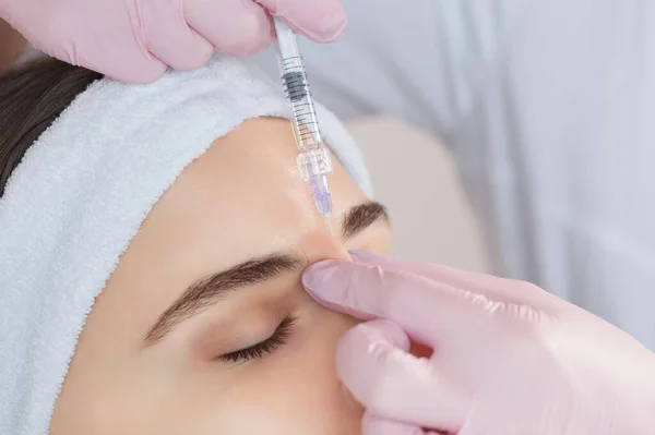 Lekarz Kosmetolog Wykonuje Zabieg Odmładzania Zastrzyków Twarzy Celu Zaciśnięcia Wygładzenia — Zdjęcie stockowe