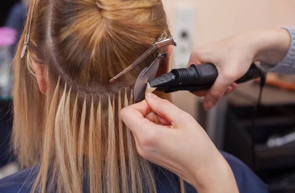 Cabeleireiro Faz Extensões Cabelo Para Uma Jovem Uma Loira Salão — Fotografia de Stock