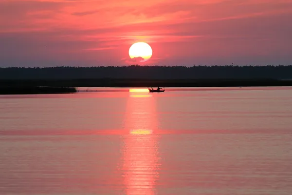 Pôr do sol no lago — Fotografia de Stock