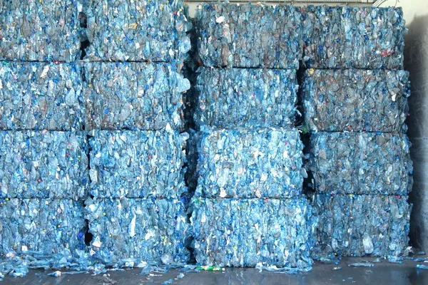 Reciclagem de garrafas de plástico — Fotografia de Stock