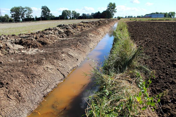 Канализация на сельском ландшафте, Польша
