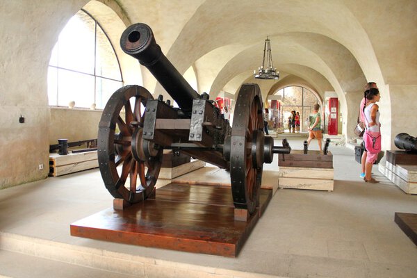 Древняя пушка
