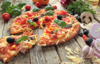 ev yapımı pizza jambon zeytin peynir ve domates ile