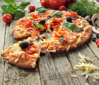 ev yapımı pizza jambon zeytin peynir ve domates ile
