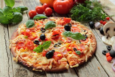 ev yapımı pizza jambon zeytin peynir ve domates ile