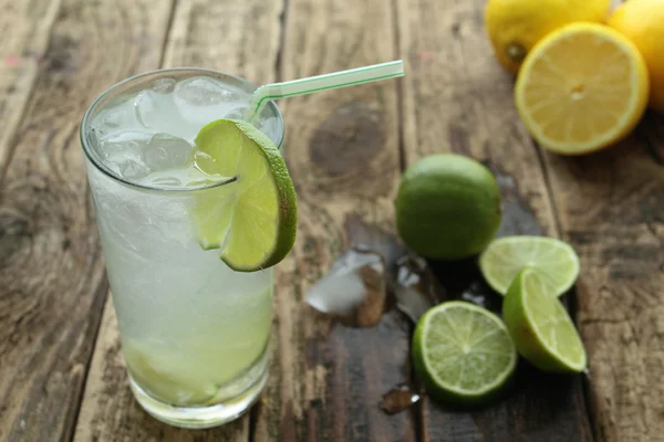 Bebida fria com limão fresco e gelo — Fotografia de Stock