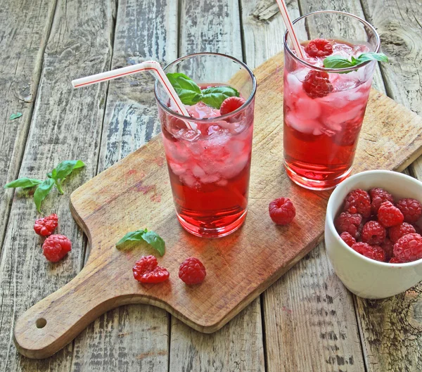 Buz ile taze rasberries suyu — Stok fotoğraf