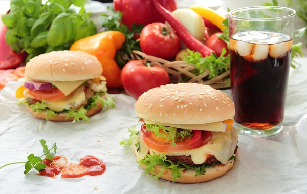 Hamburger with fresh vegetables — Stock Photo, Image