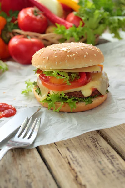 Hambúrguer com legumes frescos — Fotografia de Stock