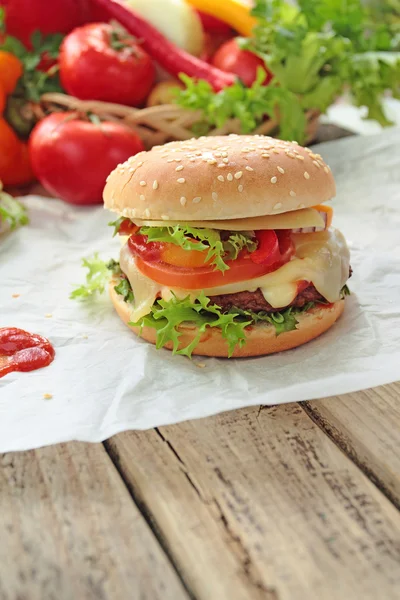 Гамбургер зі свіжими овочами — стокове фото