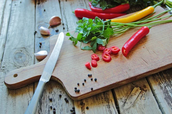 Свежие специи и овощи на кухонной доске — стоковое фото