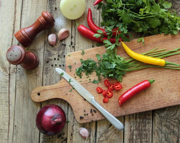 Mutfak tahtası üzerinde sebze ve taze baharat otlar — Stok fotoğraf