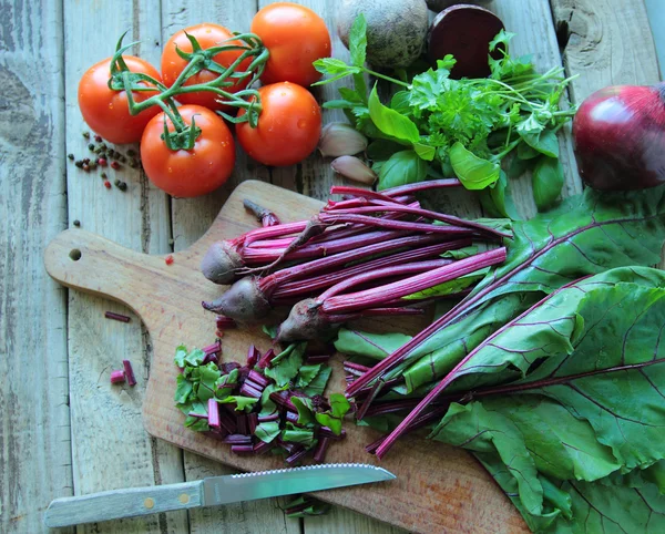 Rote Rüben und anderes frisches Gemüse — Stockfoto