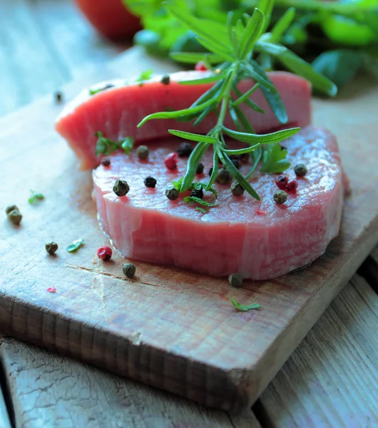 Vers rundvlees met rozemarijn tak en peper — Stockfoto