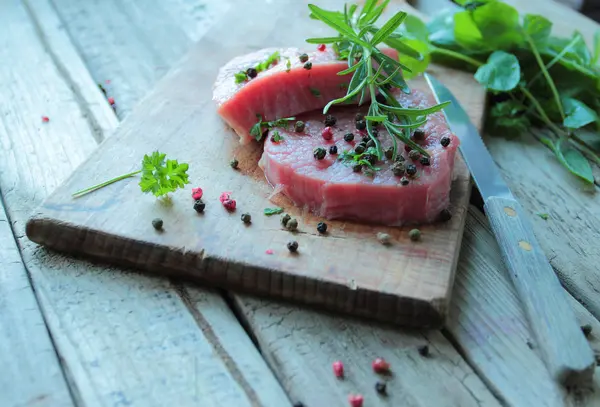 Vers rundvlees met rozemarijn tak en peper — Stockfoto