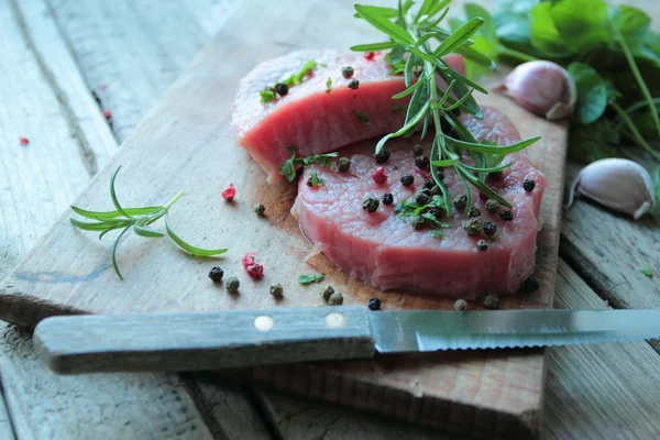 Ruwe rundvlees voor biefstuk met verse kruiden — Stockfoto