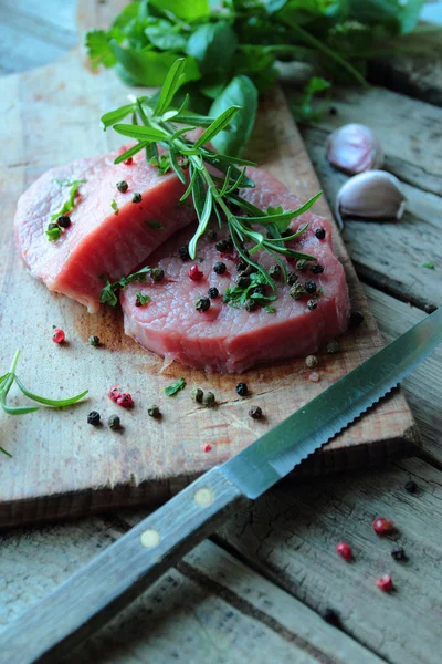 Сырое мясо говядины для стейка со свежими травами — стоковое фото