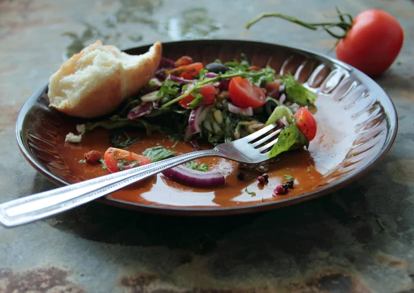 Тарелка с вкусным салатом — стоковое фото
