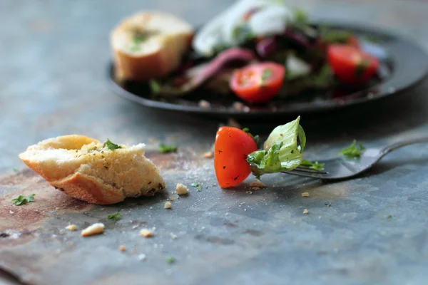 Sałatka z sałaty świeże i chrupiące bagietki — Zdjęcie stockowe