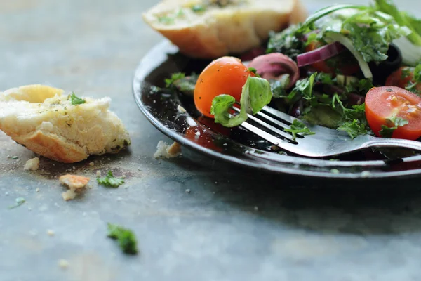 Salade met verse sla en krokante stokbrood — Stockfoto