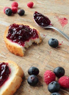 Kahvaltı için reçelli ekmek.