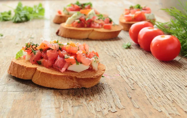 Bruschettas frescas para aperitivo con verduras —  Fotos de Stock