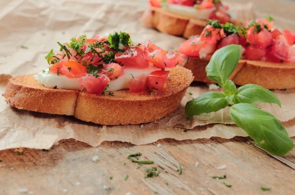 Bruschettas frescas para aperitivo con verduras —  Fotos de Stock