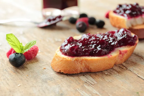 Baguette croquante à la confiture — Photo