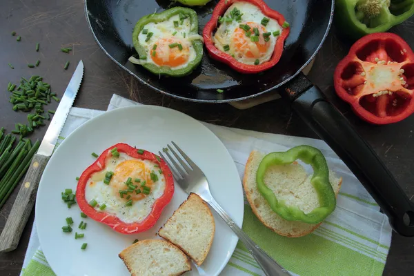 Gebakken eieren in paprika — Stockfoto