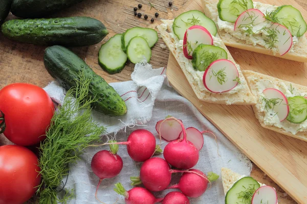 Sabrosos sándwiches para el desayuno —  Fotos de Stock