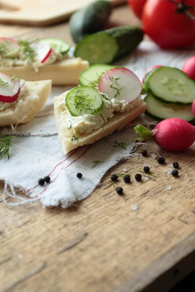 Pan con pepino y rábano —  Fotos de Stock