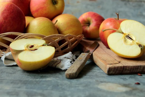 Frutas frescas de manzana cortadas — Foto de Stock
