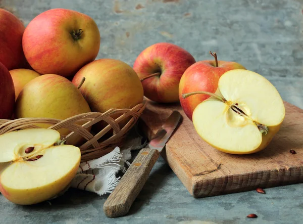 Frutas frescas de manzana cortadas — Foto de Stock