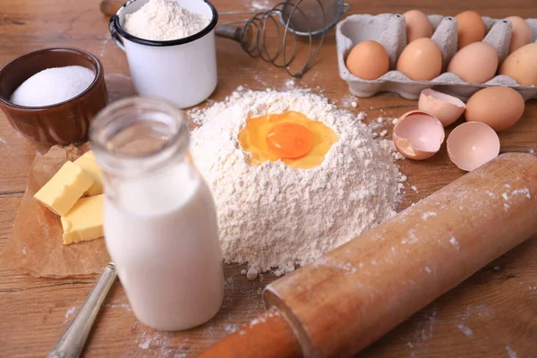 Harina Trigo Con Huevo Leche Mantequilla Ingredientes Para Hornear Pan — Foto de Stock