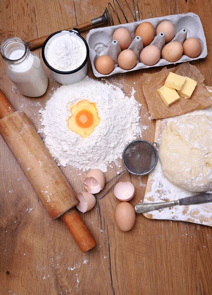 Pastel Levadura Fresca Con Ingredientes Para Pan — Foto de Stock