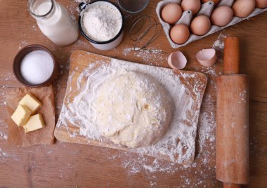 Hazırlama tarifi ekmek, pizza ya da turta karıştırıcı maddeler, yemek düzlüğü mutfak masasının arkasında yatıyordu..