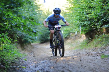 7R CST MTB Gdynia Maratonu, Gdynia, Polonya - 20 Sep 2020: XCM Polonya Şampiyonası. Yarışmacılar Tricity Peyzaj Parkı 'nın orman yollarında yarışıyorlar..