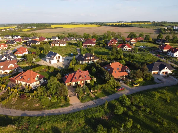 Bostadsneigborskap Solnedgång Fågelperspektiv Förort Eller Gator Med Lyxiga Hus Byggnader — Stockfoto