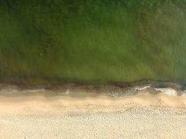 Dalgalı kumsal ve denizin havadan görünüşü, Baltık Denizi, Polonya