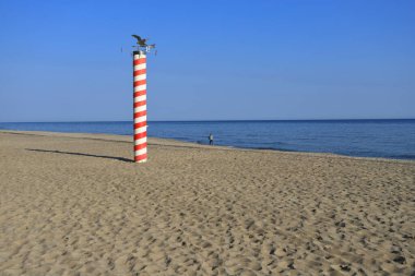 Polonya 'nın en kuzey noktasının sembolü olarak kırmızı ve beyaz kutup. Jastrzebia Gora plajında kutup.