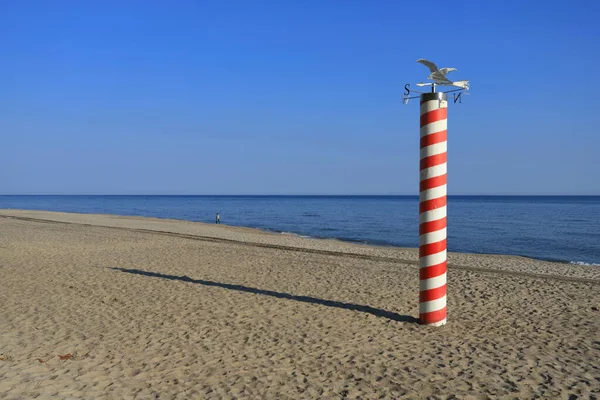 Rode Witte Pilaar Als Symbool Van Het Meest Noordelijke Punt — Stockfoto