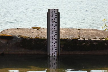 Göl kıyısındaki su derinliği ölçüm aracı. Sel ve felaketleri önlemek için su seviyesi ölçeğinin incelenmesi