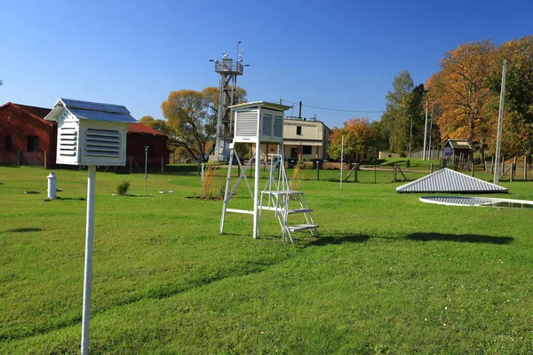 Meteorologiska Observatoriets Trädgård Med Många Mätinstrument — Stockfoto