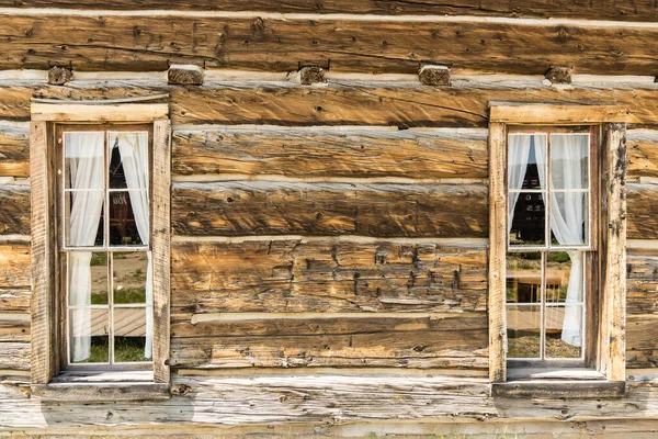 Stare Wietrzne Okna Drewniane Zasłoną Rustykalnej Kabinie — Zdjęcie stockowe