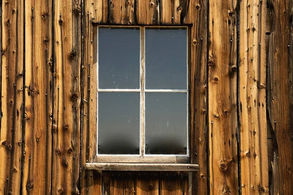 Okno Stodoły Drewnianej Starą Burtą Pionową Burtą — Zdjęcie stockowe