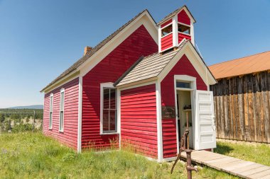 Fairplay, CO - 10 Temmuz 2021: South Park Şehir Müzesi 'ndeki eski kırmızı okul binası