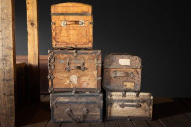 Tren istasyonunda bir yığın eski seyahat sandığı.