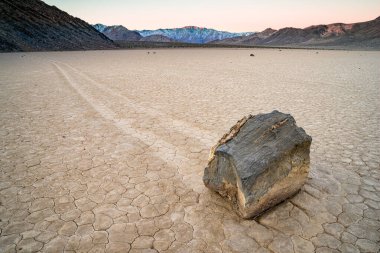 Racetrack Playa, ya da Racetrack, doğrusal 