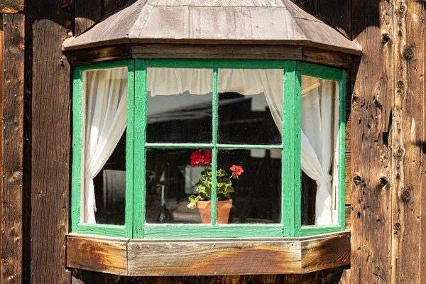 Staré Ošlehaný Dřevěný Arkýř Okno Vnější Straně Domku — Stock fotografie
